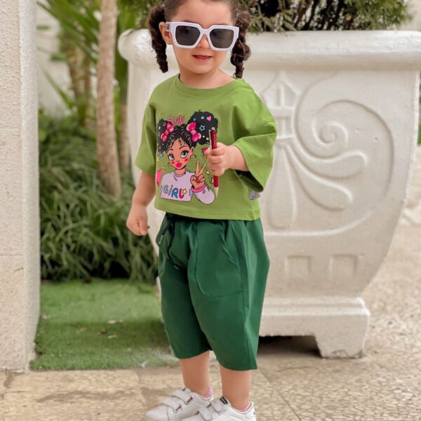 کراپ شلوارک کتان دختر مو فرفری